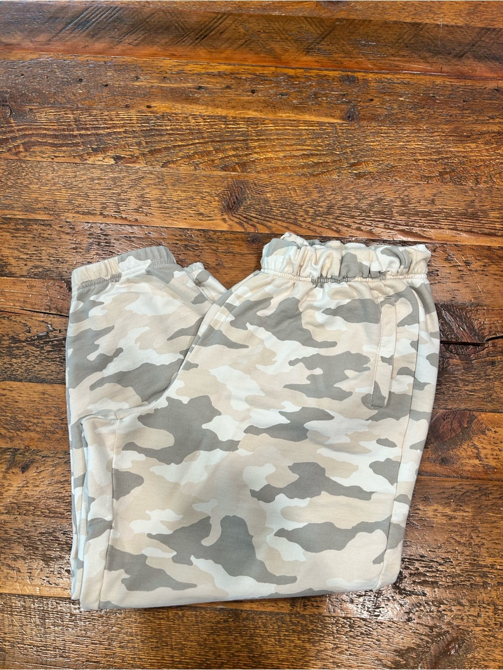 aerie Women’s Camouflage Joggers in Cream & Gray. Oversized large. - Picture 3 of 6